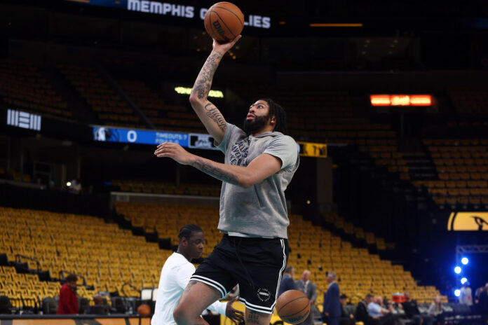 Anthony Davis returns to Lakers facility in offseason 