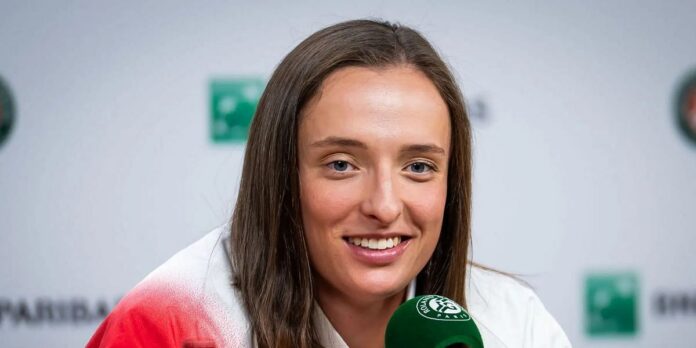 WATCH: Iga Swiatek can’t stop laughing after unexpected incident at French Open press conference