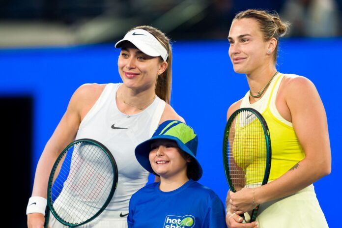 Paula Badosa compliments Aryna Sabalenka’s earrings as the World No. 1 plays an excellent point in her 2R match in Berlin