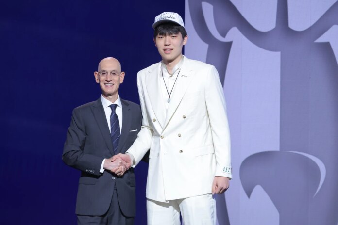 Blazers rookie sensation Yang Hansen shows that he’s ready for Damian Lillard’s return with iconic gesture