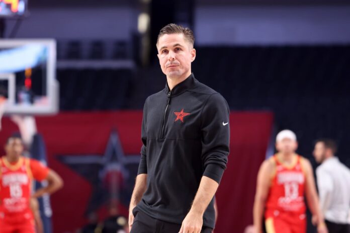 “I smell a top 3 offense”: New York fans hyped as Knicks poach T.J. Saint to bolster Mike Brown’s staff after G League run