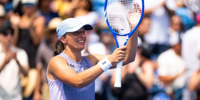 “Different petty level of complaining”: Serena Williams’ ex-coach supports Iga Swiatek after Lindsay Davenport’s controversial Cincinnati Open comment