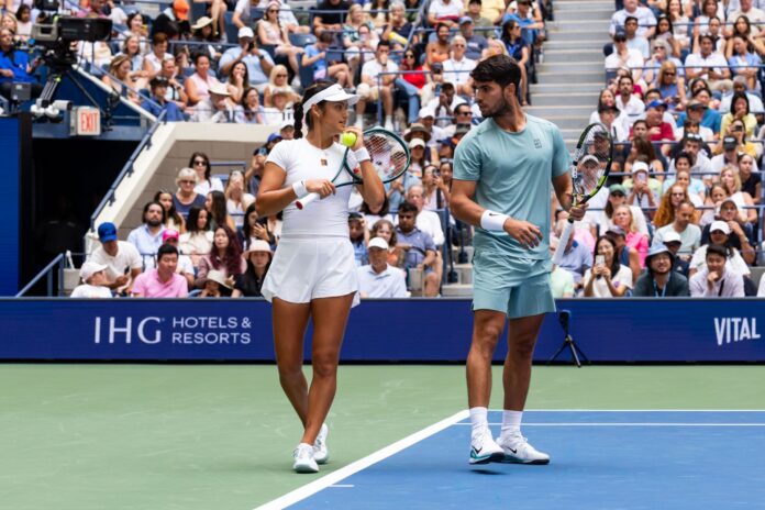WATCH: Emma Raducanu gets distracted by Carlos Alcaraz and his brother Alvaro in adorable moment at US Open 2025