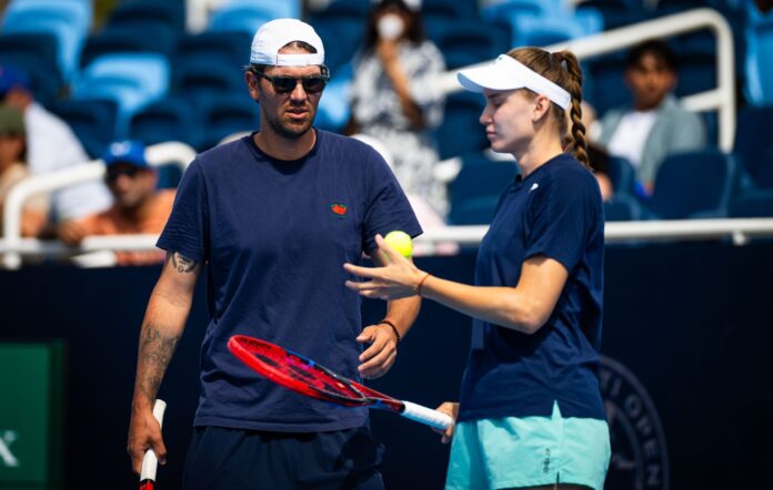 “I never had any issues” – Elena Rybakina issues blunt response to controversial coach Stefano Vukov being back in her box at US Open