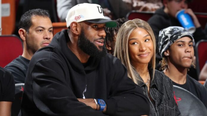 “Not a golfer, I’m an athlete”: Savannah James shows LeBron James how it’s done after showcasing impressive swing